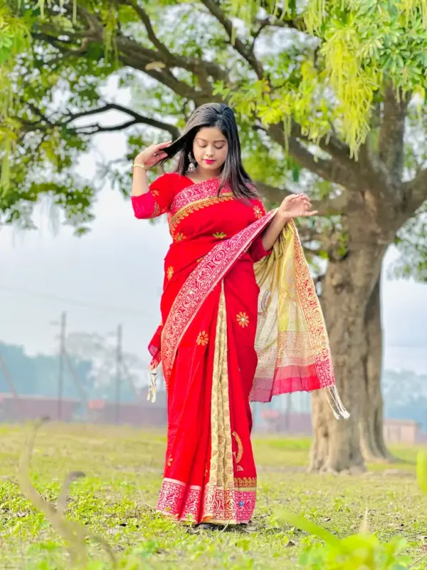 আনকোরা সফট সিল্ক শাড়ি সাথে সেম প্যাটার্নের ব্লাউজ পিস - কোড নং: ৬০৩ - Image 3
