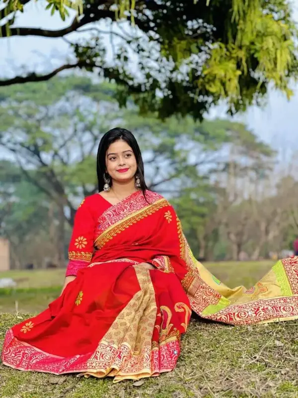 আনকোরা সফট সিল্ক শাড়ি সাথে সেম প্যাটার্নের ব্লাউজ পিস - কোড নং: ৬০৩ - Image 2