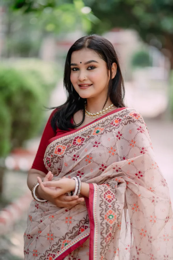 প্রিমিয়াম বুটিক শাড়ি ব্লক প্রিন্ট এবং এমবোডারি সাথে ডলারের কাজ করা - কোড নং: ৩৬৫ - Image 2
