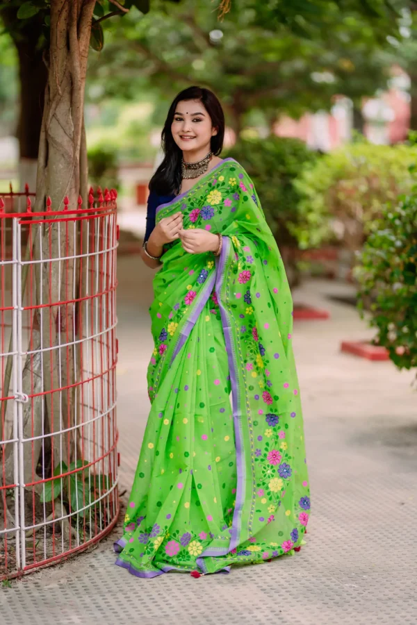 প্রিমিয়াম বুটিক শাড়ি ব্লক প্রিন্ট এবং এমবোডারি সাথে ডলারের কাজ করা - কোড নং: ৩৬৪ - Image 3