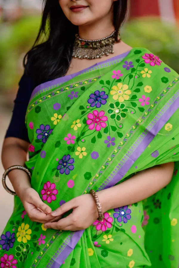 প্রিমিয়াম বুটিক শাড়ি ব্লক প্রিন্ট এবং এমবোডারি সাথে ডলারের কাজ করা - কোড নং: ৩৬৪ - Image 2