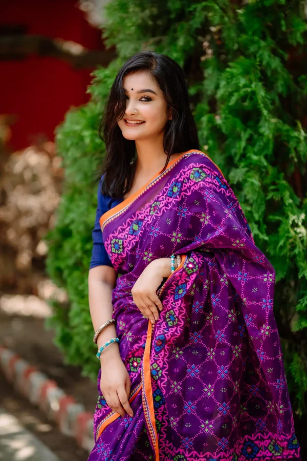 প্রিমিয়াম বুটিক শাড়ি ব্লক প্রিন্ট এবং এমবোডারি সাথে ডলারের কাজ করা - কোড নং: ৩৫৯ - Image 4