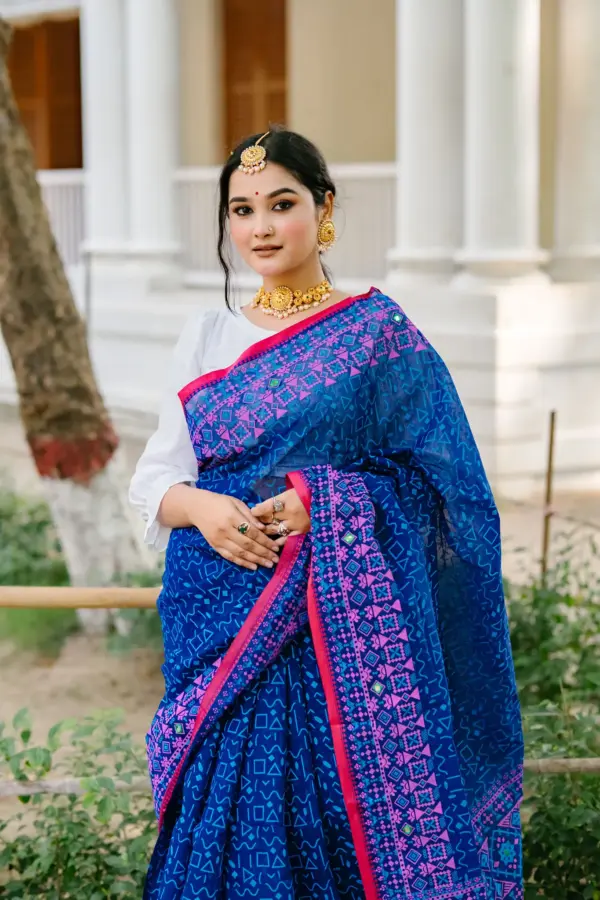 প্রিমিয়াম বুটিক শাড়ি ব্লক প্রিন্ট এবং এমবোডারি সাথে ডলারের কাজ করা - কোড নং: ৩৭৫ - Image 2