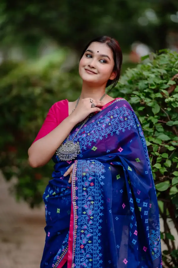 প্রিমিয়াম বুটিক শাড়ি ব্লক প্রিন্ট এবং এমবোডারি সাথে ডলারের কাজ করা - কোড নং: ৩৭৪ - Image 2