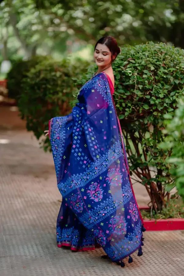 প্রিমিয়াম বুটিক শাড়ি ব্লক প্রিন্ট এবং এমবোডারি সাথে ডলারের কাজ করা - কোড নং: ৩৭৪ - Image 3