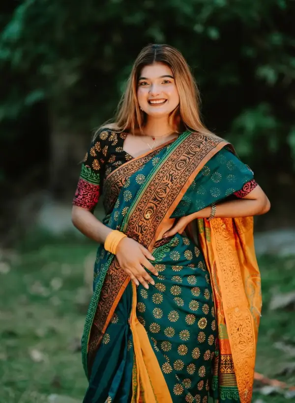 আনকোরা সফট সিল্ক শাড়ি সাথে সেম প্যাটার্নের ব্লাউজ পিস - কোড নং: ৬০৪ - Image 2