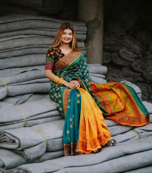 আনকোরা সফট সিল্ক শাড়ি সাথে সেম প্যাটার্নের ব্লাউজ পিস - কোড নং: ৬০৪ - Image 3
