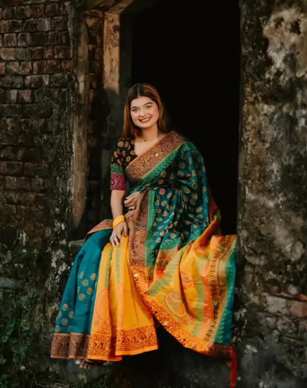 আনকোরা সফট সিল্ক শাড়ি সাথে সেম প্যাটার্নের ব্লাউজ পিস - কোড নং: ৬০৪ - Image 4