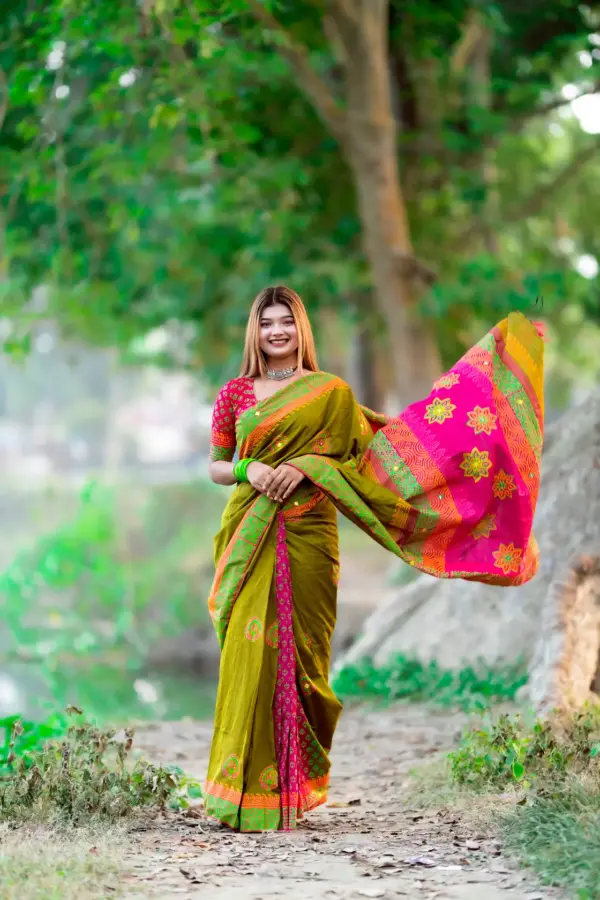 আনকোরা সফট সিল্ক শাড়ি সাথে সেম প্যাটার্নের ব্লাউজ পিস - কোড নং: ৬০৫ - Image 2