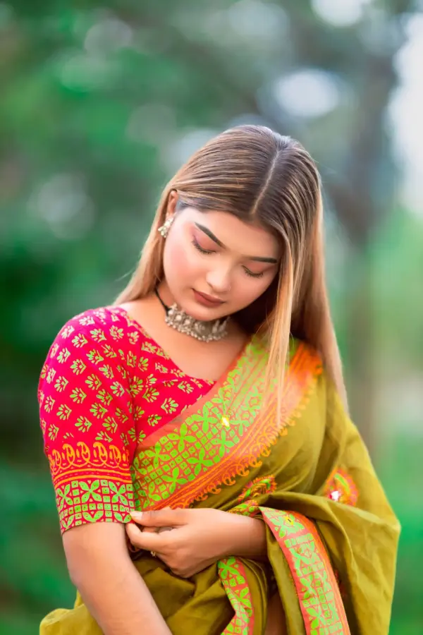 আনকোরা সফট সিল্ক শাড়ি সাথে সেম প্যাটার্নের ব্লাউজ পিস - কোড নং: ৬০৫ - Image 3
