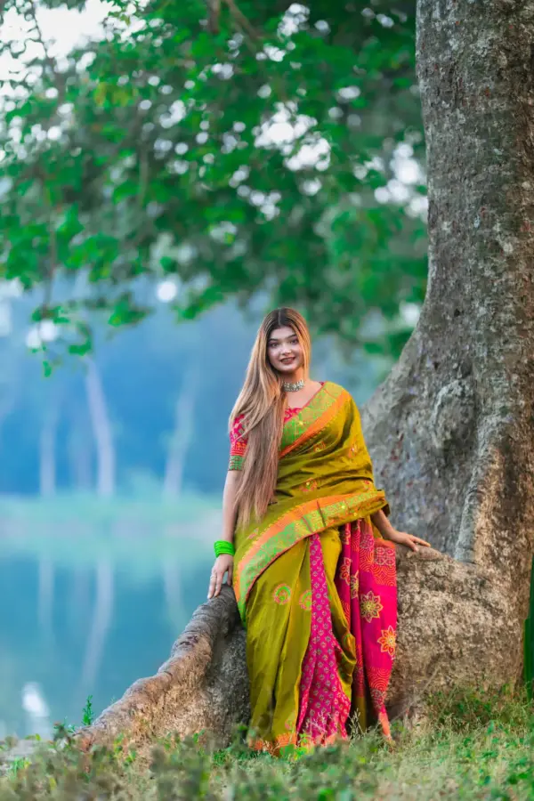 আনকোরা সফট সিল্ক শাড়ি সাথে সেম প্যাটার্নের ব্লাউজ পিস - কোড নং: ৬০৫ - Image 4