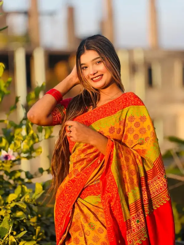 আনকোরা সফট সিল্ক শাড়ি সাথে সেম প্যাটার্নের ব্লাউজ পিস - কোড নং: ৬০৬ - Image 3
