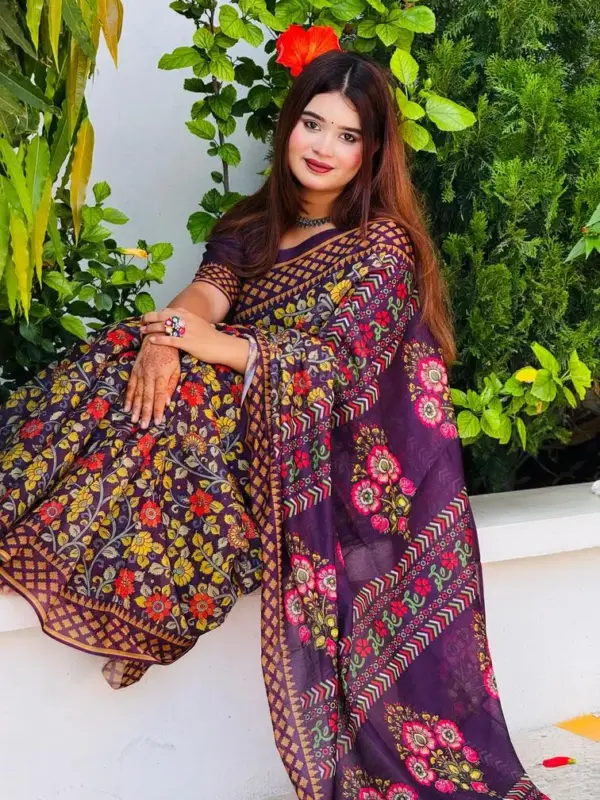 তসর সিল্কের - ডিজিটাল প্রিন্ট শাড়ি সাথে সেম প্যাটার্নের ব্লাউজ পিস – কোড নং: ৮২৩ - Image 4