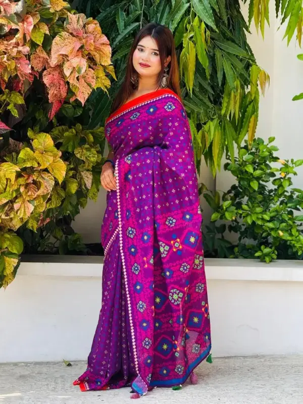 তসর সিল্কের - ডিজিটাল প্রিন্ট শাড়ি সাথে সেম প্যাটার্নের ব্লাউজ পিস – কোড নং: ৮২৪ - Image 2