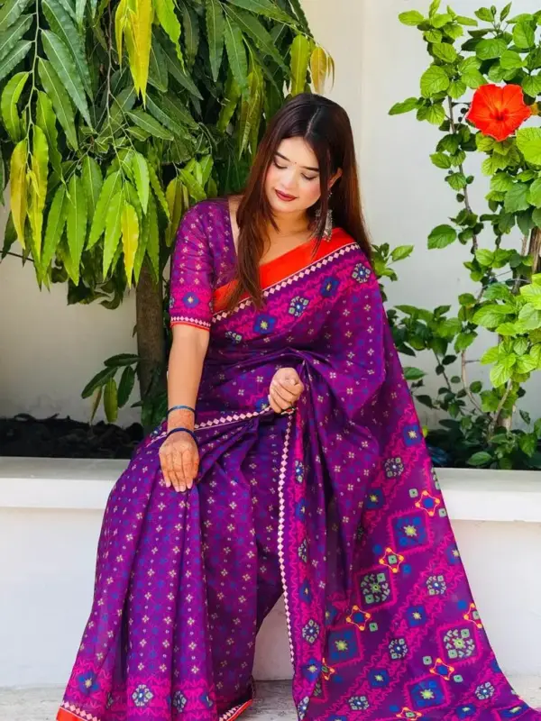 তসর সিল্কের - ডিজিটাল প্রিন্ট শাড়ি সাথে সেম প্যাটার্নের ব্লাউজ পিস – কোড নং: ৮২৪ - Image 3