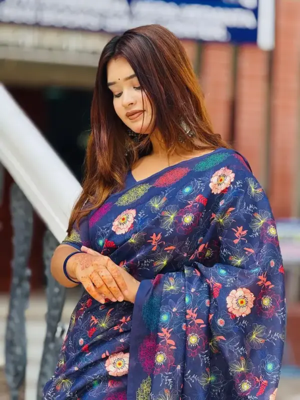 তসর সিল্কের - ডিজিটাল প্রিন্ট শাড়ি সাথে সেম প্যাটার্নের ব্লাউজ পিস – কোড নং: ৮২০ - Image 2