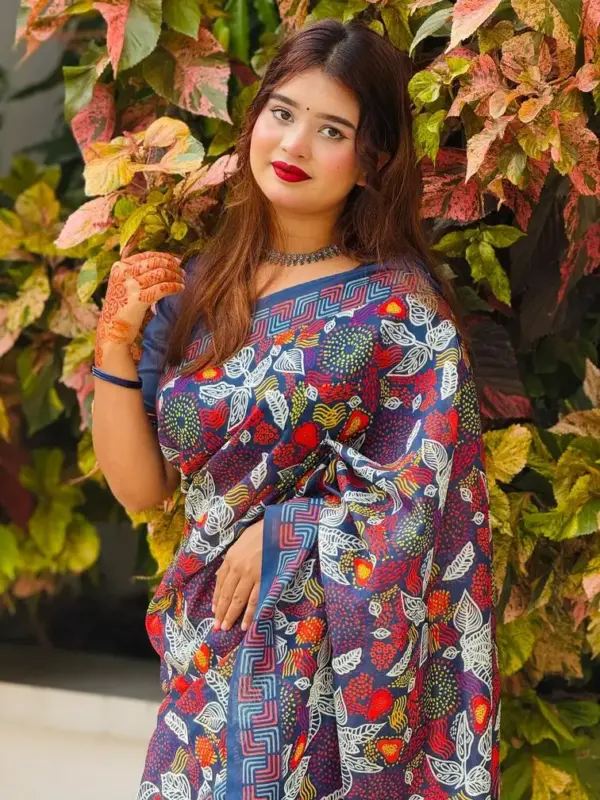 তসর সিল্কের - ডিজিটাল প্রিন্ট শাড়ি সাথে সেম প্যাটার্নের ব্লাউজ পিস – কোড নং: ৮১৯ - Image 3