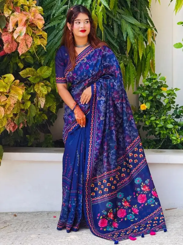 তসর সিল্কের - ডিজিটাল প্রিন্ট শাড়ি সাথে সেম প্যাটার্নের ব্লাউজ পিস – কোড নং: ৮১৮ - Image 3