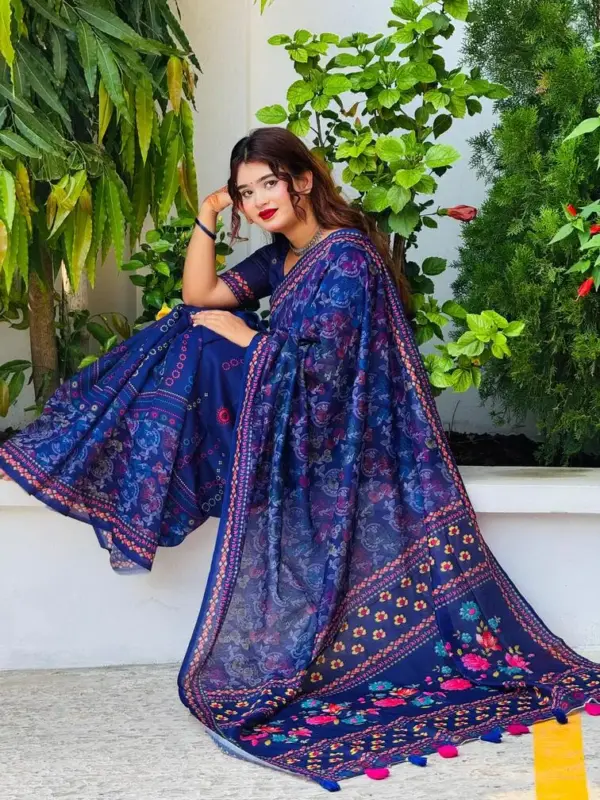 তসর সিল্কের - ডিজিটাল প্রিন্ট শাড়ি সাথে সেম প্যাটার্নের ব্লাউজ পিস – কোড নং: ৮১৮ - Image 4