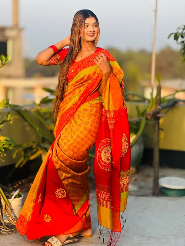 আনকোরা সফট সিল্ক শাড়ি সাথে সেম প্যাটার্নের ব্লাউজ পিস - কোড নং: ৬০৬ - Image 2
