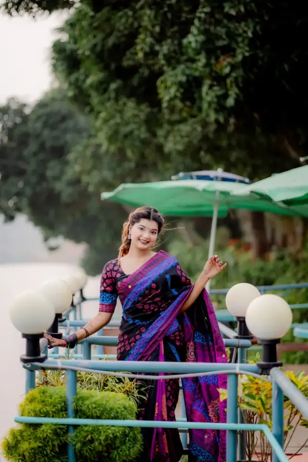 আনকোরা সফট সিল্ক শাড়ি সাথে সেম প্যাটার্নের ব্লাউজ পিস - কোড নং: ৬০৮ - Image 2