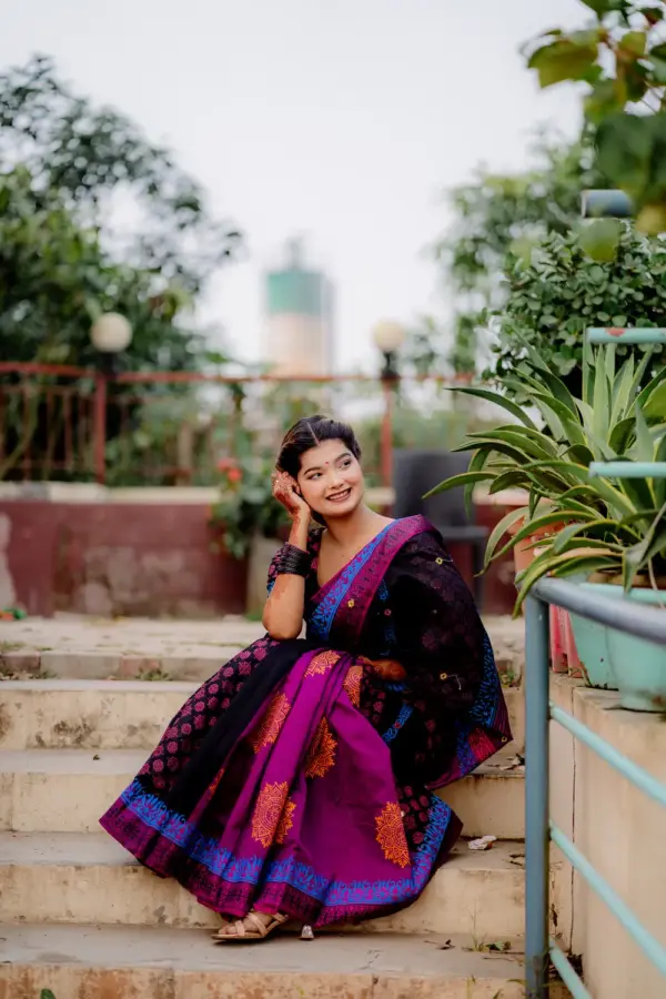 আনকোরা সফট সিল্ক শাড়ি সাথে সেম প্যাটার্নের ব্লাউজ পিস - কোড নং: ৬০৮ - Image 4