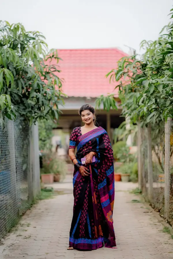 আনকোরা সফট সিল্ক শাড়ি সাথে সেম প্যাটার্নের ব্লাউজ পিস - কোড নং: ৬০৮ - Image 3