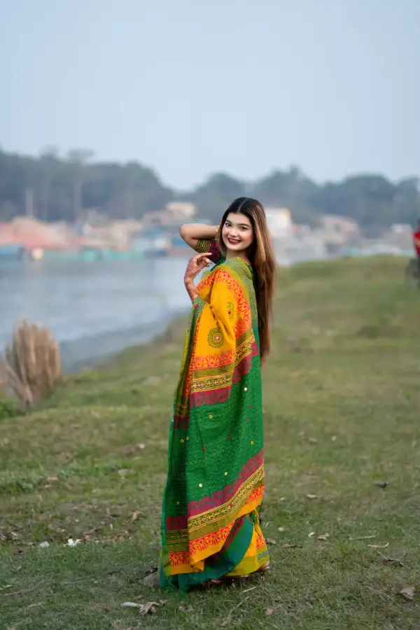 আনকোরা সফট সিল্ক শাড়ি সাথে সেম প্যাটার্নের ব্লাউজ পিস - কোড নং: ৬০৭ - Image 2