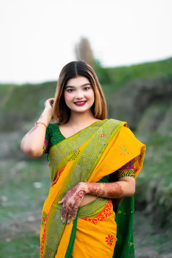 আনকোরা সফট সিল্ক শাড়ি সাথে সেম প্যাটার্নের ব্লাউজ পিস - কোড নং: ৬০৭ - Image 4